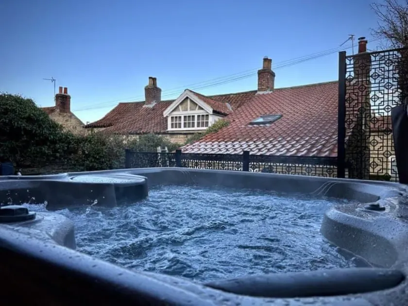 Boutique luxury countryside cottage with hot tub, log burner, 4 poster & firepit - Image 1