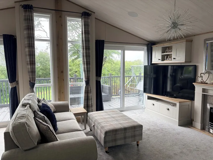 Harrogate Lodge - Sleeps4- South Facing Decking - Image 1