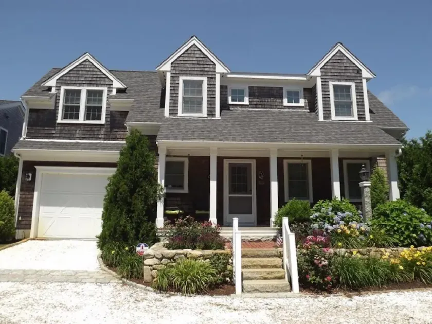 Vacation in the heart of Chatham and walk to everything. Oyster Pond Beach is right around the corner! - Image 1