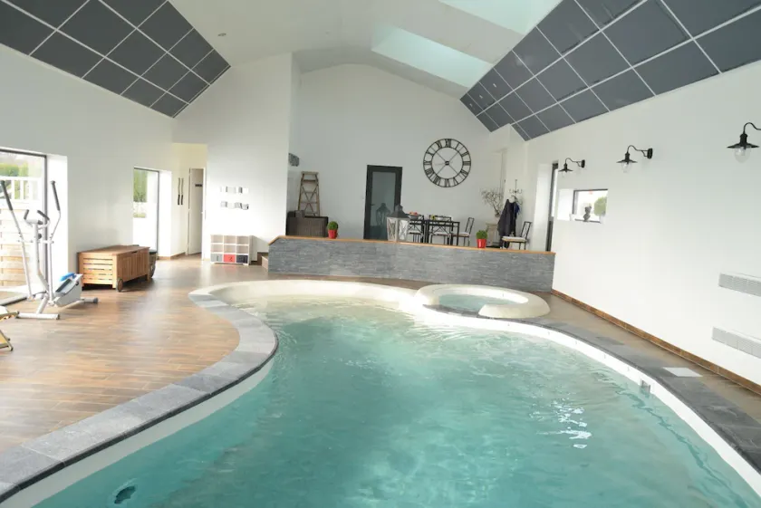 Stående i seng 4 personer, pool, jacuzzi, rolig, grønne - Image 1