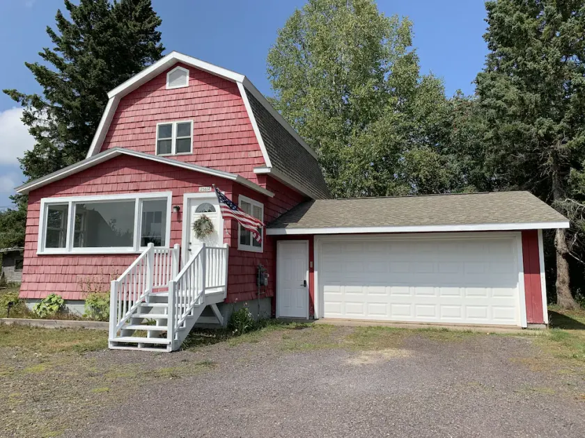 Cozy 3 bedroom home with garage & sauna - Image 1