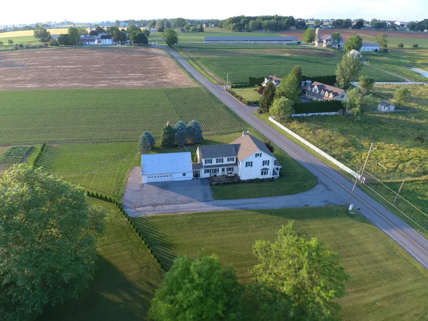 Stay in the heart of Amish country. Close to many popular attractions, - Image 1