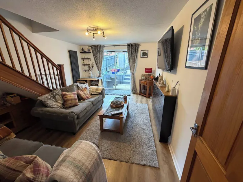 Sleeps 5 pet friendly Enclosed garden Parking - Image 1