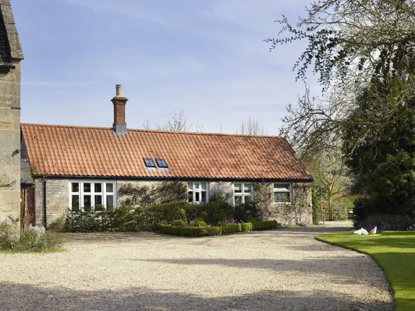As featured in 25 Beautiful Homes, the Manor Stables offers 4*comfort and luxury - Image 1