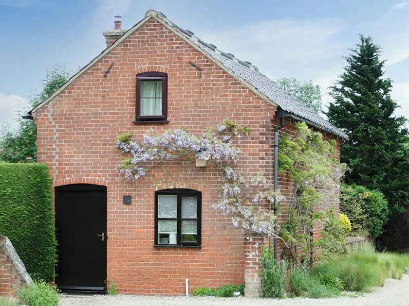 2 bedroom accommodation in Wood Norton - Image 1