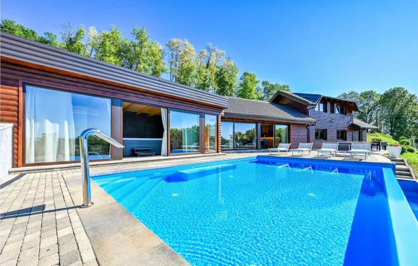 Four-Bedroom Holiday Home - Image 1