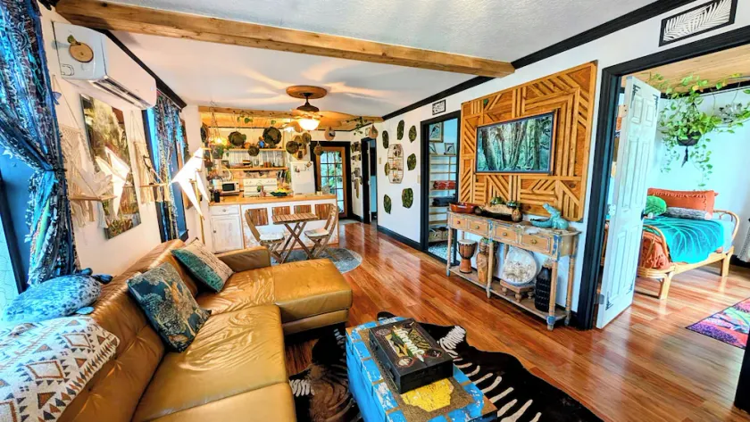 Cozy AF Jungle-House Hideaway - Image 1