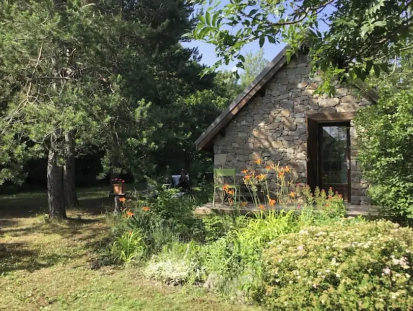 Petit Chalet Idéal Pour L'été Proche du lac - Image 1