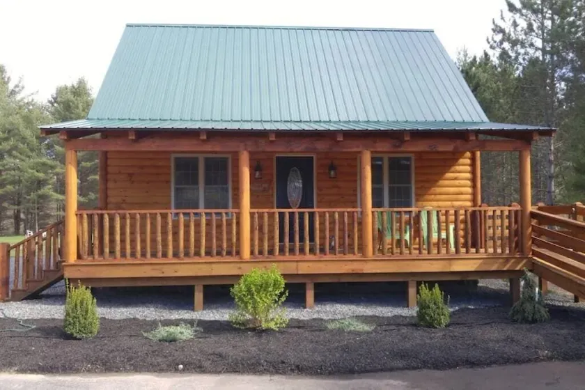 The Yogi, Dog Friendly Cabin at Lake Algonquin - Image 1