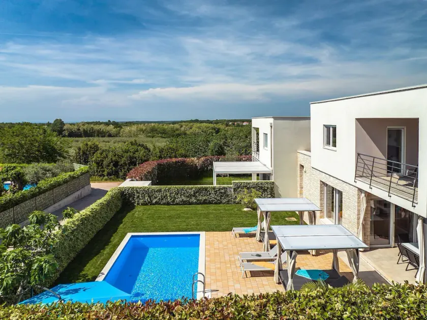 Lyxig villa med uppvärmd privat pool, WiFi, luftkonditionering, parkering, terrass och grillplats - Image 1
