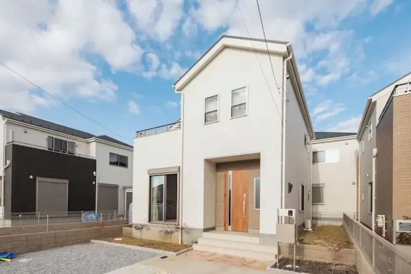 Quiet new house with free parking - Image 1