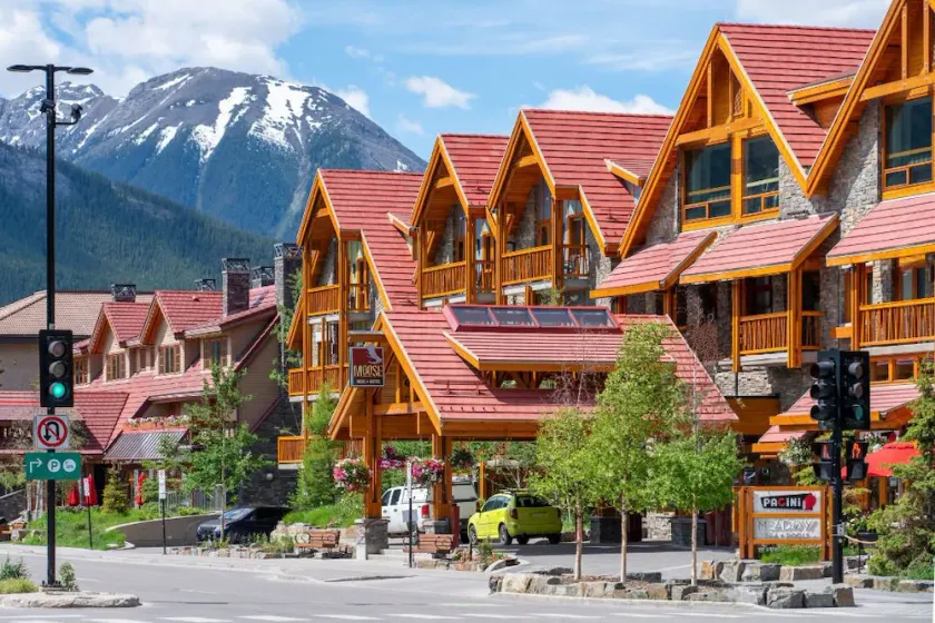 Downtown Banff | Balcony + Rooftop Hot Pools - Image 1