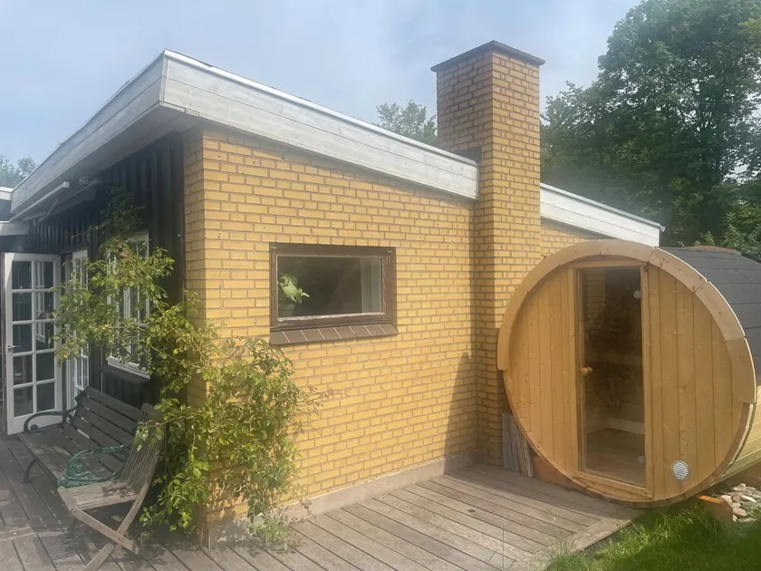 Rummeligt sommerhus med pool - Image 1