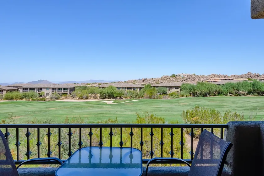 Maison de ville de luxe de 2450 pieds carrés avec terrain de golf et vue sur la montagne! - Image 1