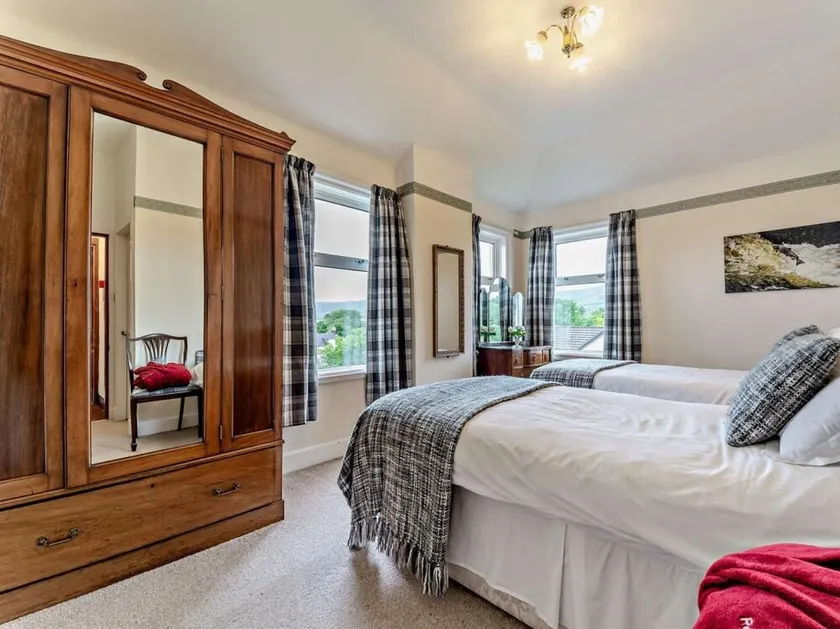 Dunoon - Sleeps 17 - Group Retreat with Parking - Image 1
