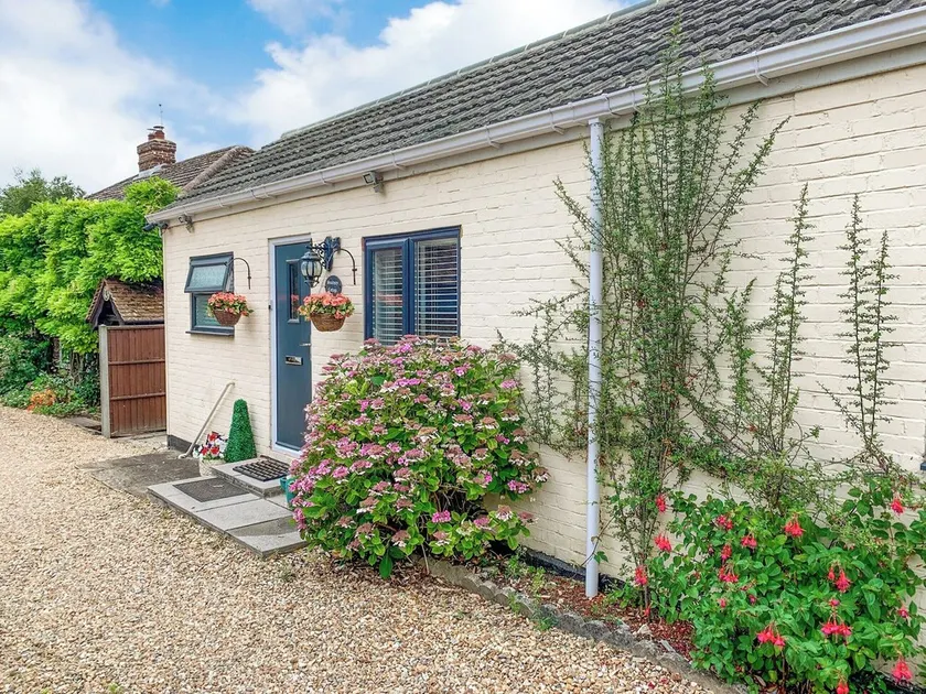 2 bedroom accommodation in Clanfield, near Petersfield - Image 1