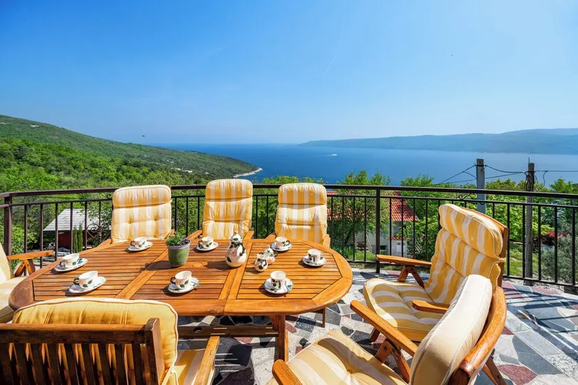 Pretty villa with above ground pool, magnificent sea views - Image 1