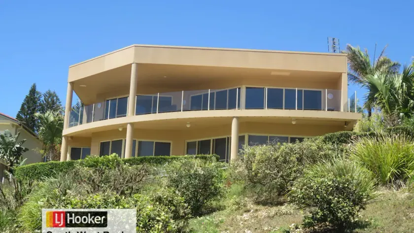 BEACHES UNIT 4 - LUXURY WATERFRONT - Image 1