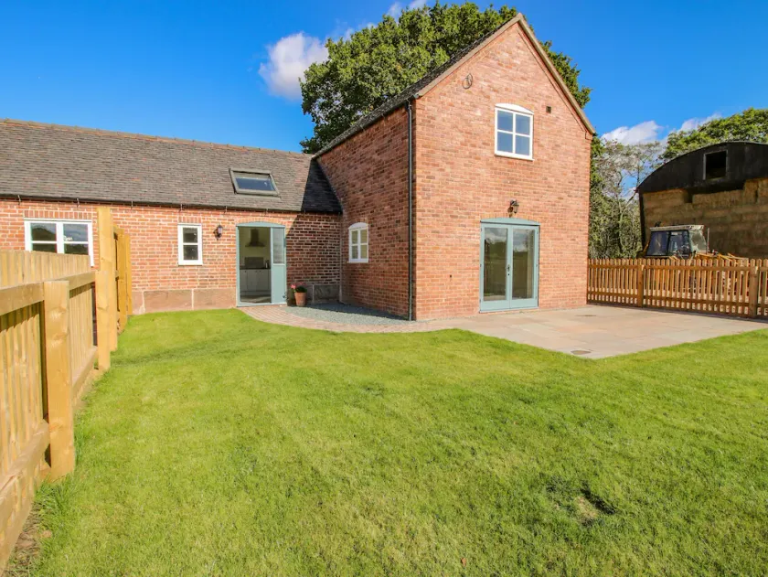 THE BARN, pet friendly, character holiday cottage in Shawbury - Image 1