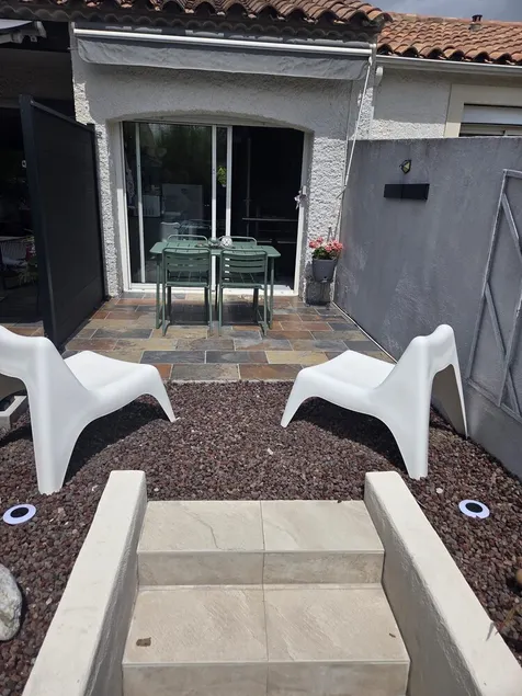 Air-conditioned, fully renovated duplex with private terrace - Image 1