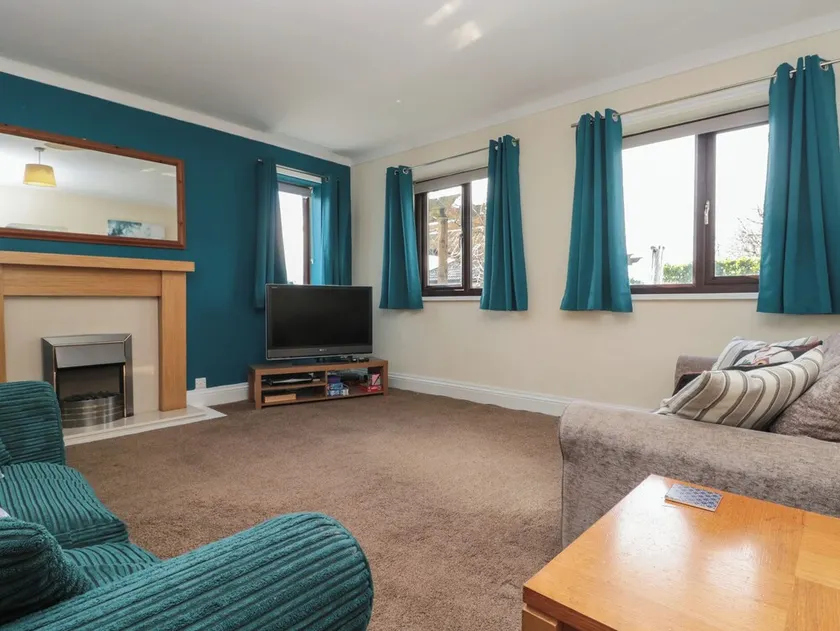 Holly Tree Cottage - Image 1