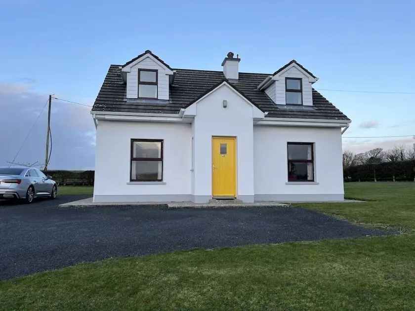 Cottage in a beautiful setting overlooking Galway Bay - Image 1