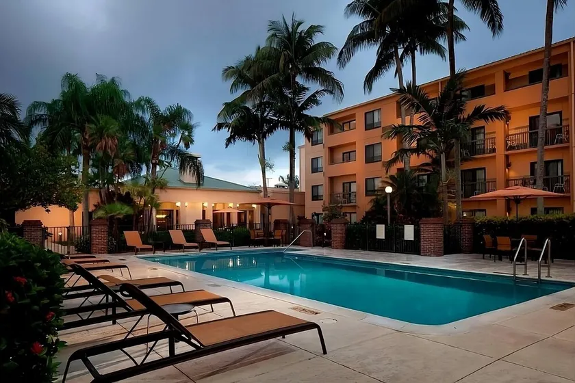 Elevate Your Miami Adventure! Pet-Friendly Stay Near Country Lake Park! - Image 1