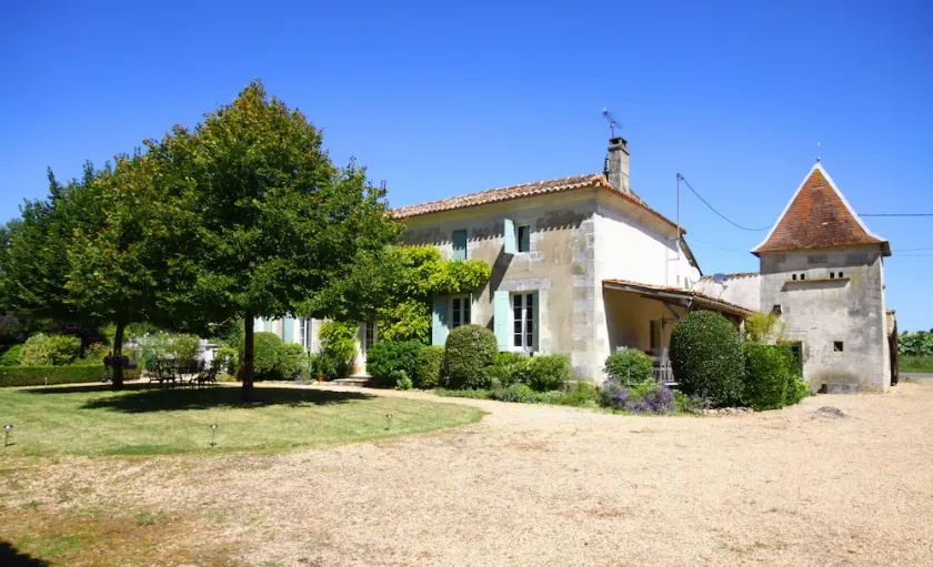 Large private Charentaise home with pool and beautiful gardens sleeps 10-13 - Image 1