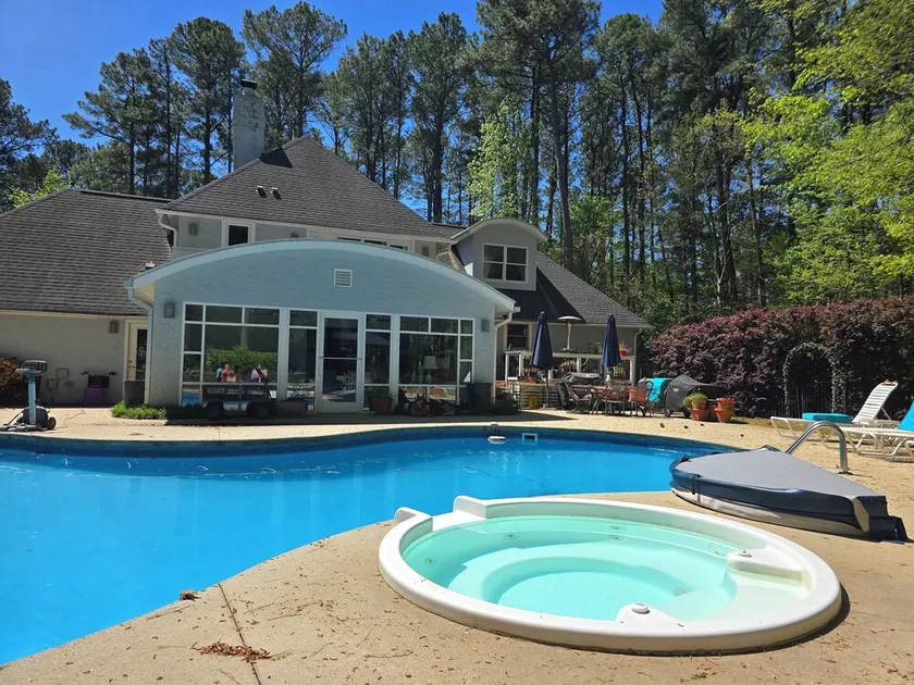 Cozy N. Raleigh Apt. with Pool and Hot Tub. Pets welcome BBQ Grill, TV & movies - Image 1