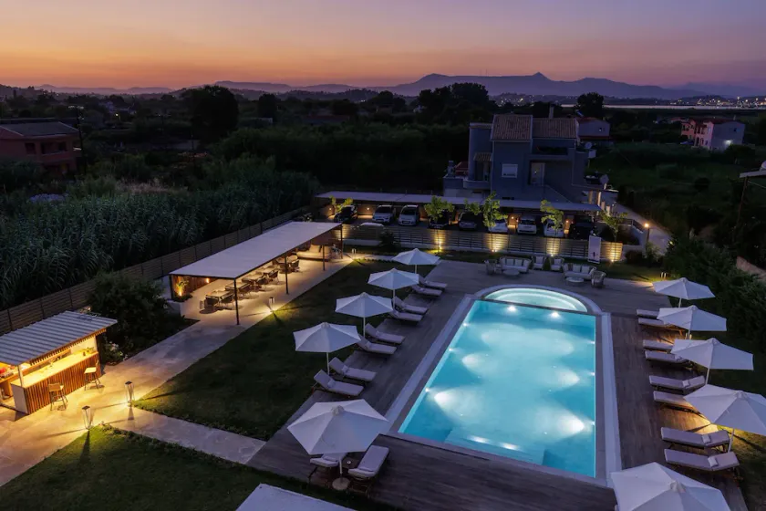 V Luxury Suites - Image 1