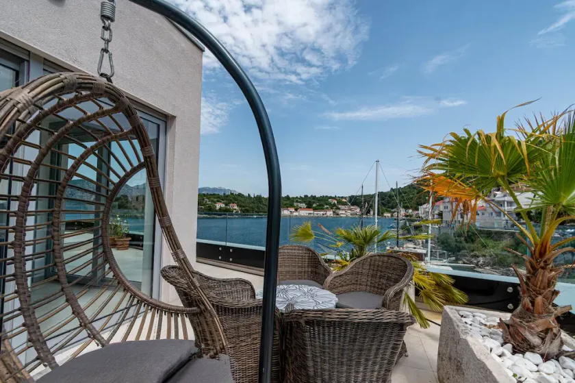 Suartini Apartmani Račišće - Image 1