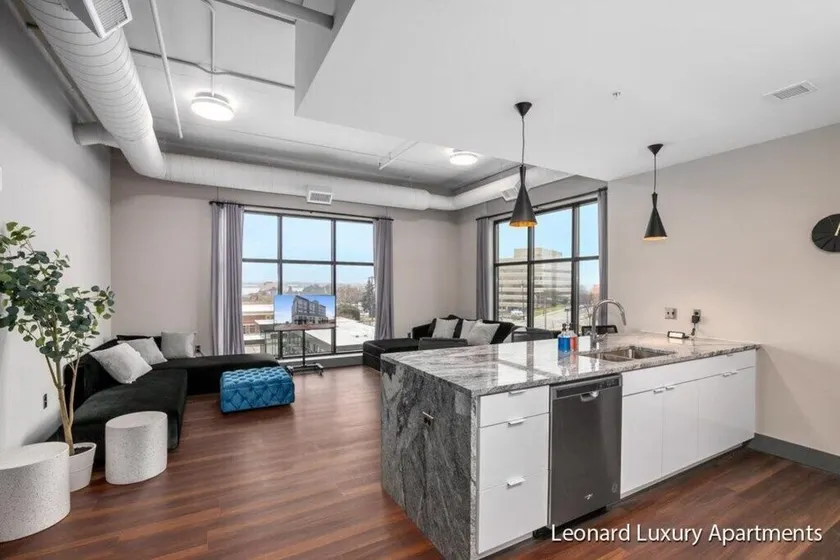 Spacious Luxury Apartment with Waterfront Views - The Leonard Building - Image 1