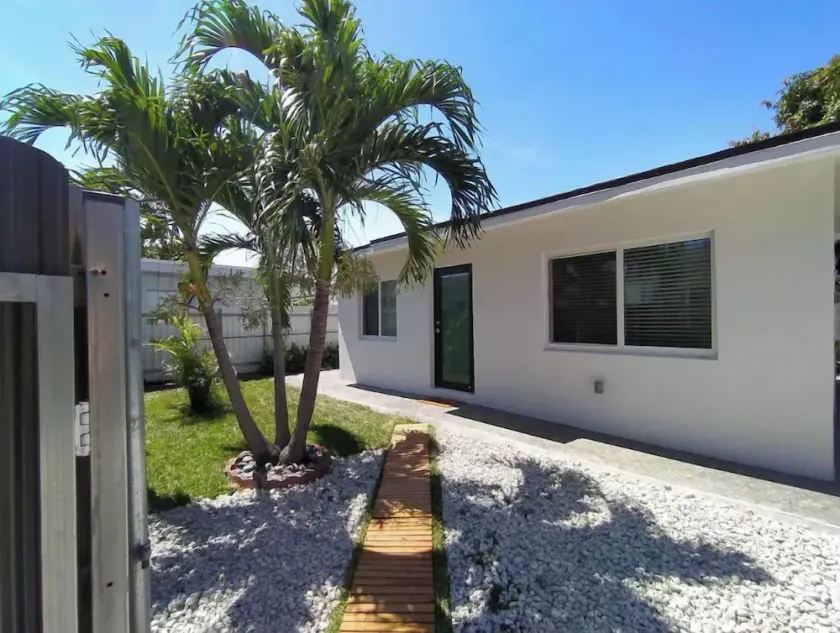 Fully renovated and 5 min away from Miami Airport - Image 1