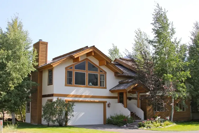 JUNE DEAL! Ideally located minutes from Ketchum, and Bald Mountain. - Image 1