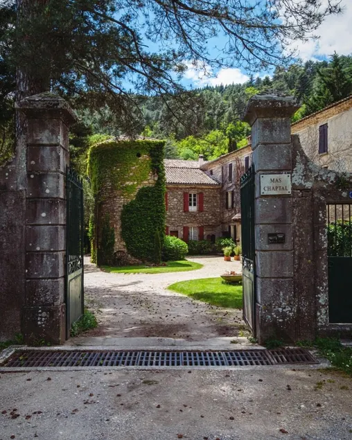 Former Cévennes silkworm farm surrounded by 5 hectares of private land - Image 1