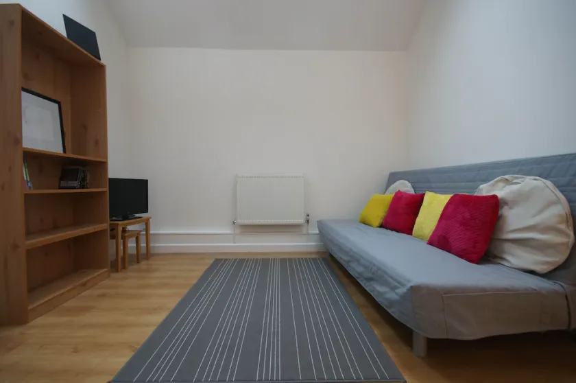Big bright flat for 4-6 people with good links to around the city - Image 1