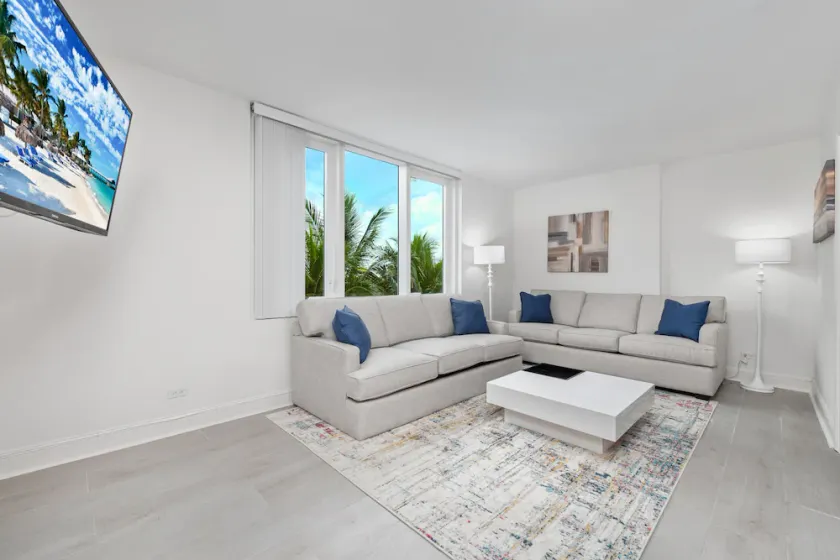 Pool & Direct Beach Access Oceanfront Condo at Roney Palace - Image 1