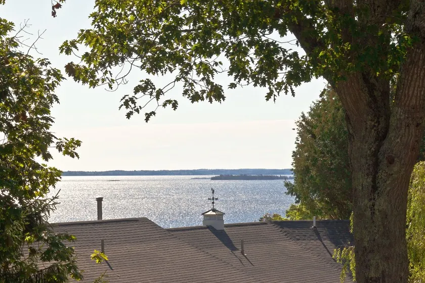 Mount Battie Inn - Image 1