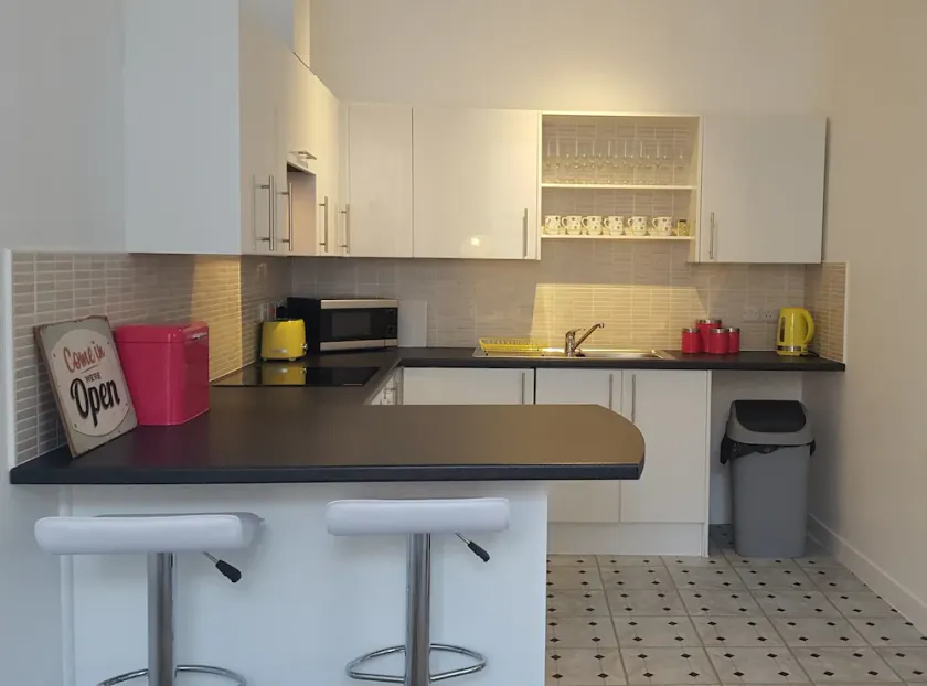 Between Newquay & Padstow: 2 Double Bedrooms, Spacious Apartment Sleeps up to 6 - Image 1