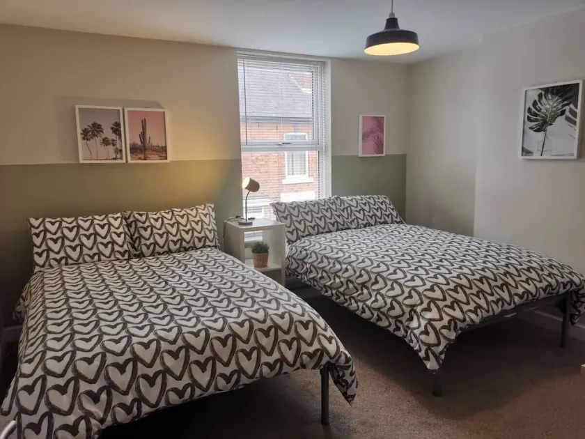 La La Land Derby 4 bedrooms townhouse near Pride Park - Image 1