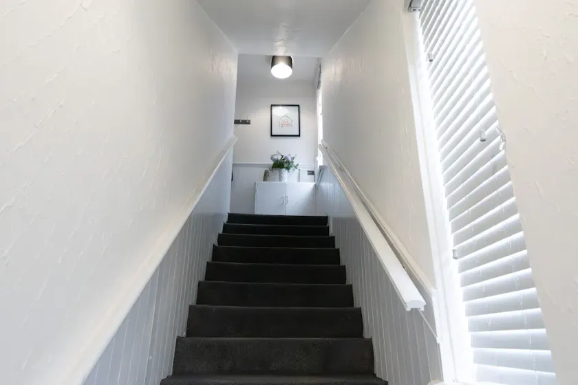 2-Bed Flat Wishaw Free Parking Family-Friendly - Image 1