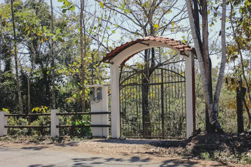 Peaceful riverfront villa - Image 1