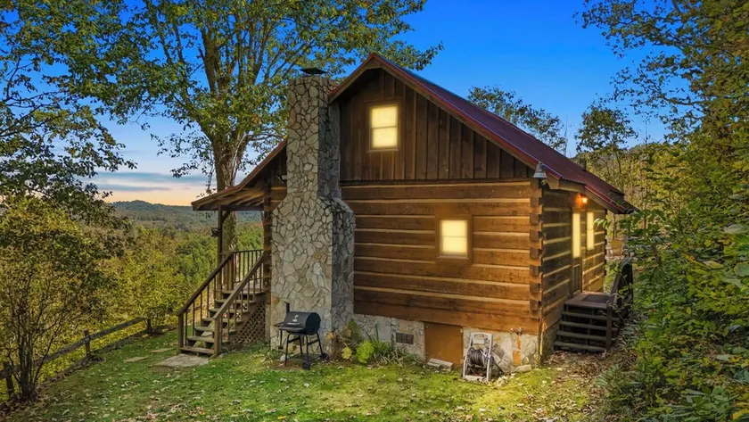 Stunning Mountain Views!!! Secluded Log Cabin with Hot Tub near West Jefferson - Image 1
