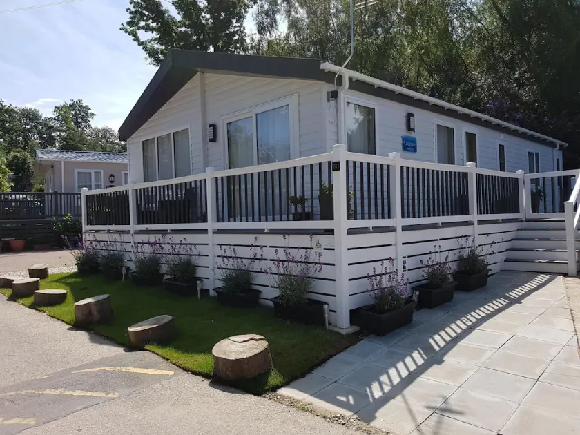 Large luxury lodge available to rent - Image 1