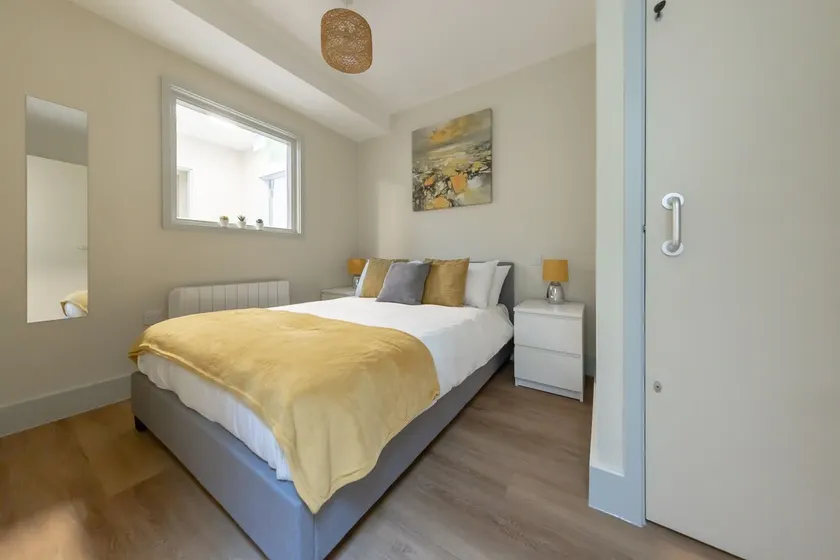 HEREFORD CITY CENTRE – Apartment 3: Stylish 1-Bed in City Centre, Sleeps 3 - Image 1