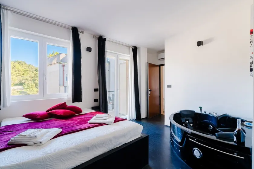 Holiday Home 'Suite Black and White' with Balcony, Wi-Fi & Air Conditioning - Image 1