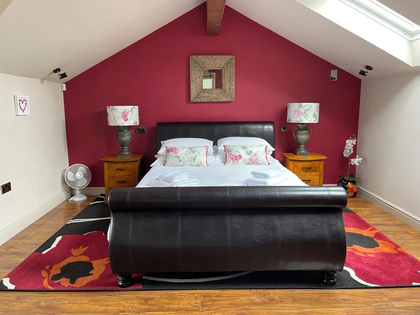 Romantic Rural Getaway for Two - spacious, luxury one-bedroomed cottage - Image 1