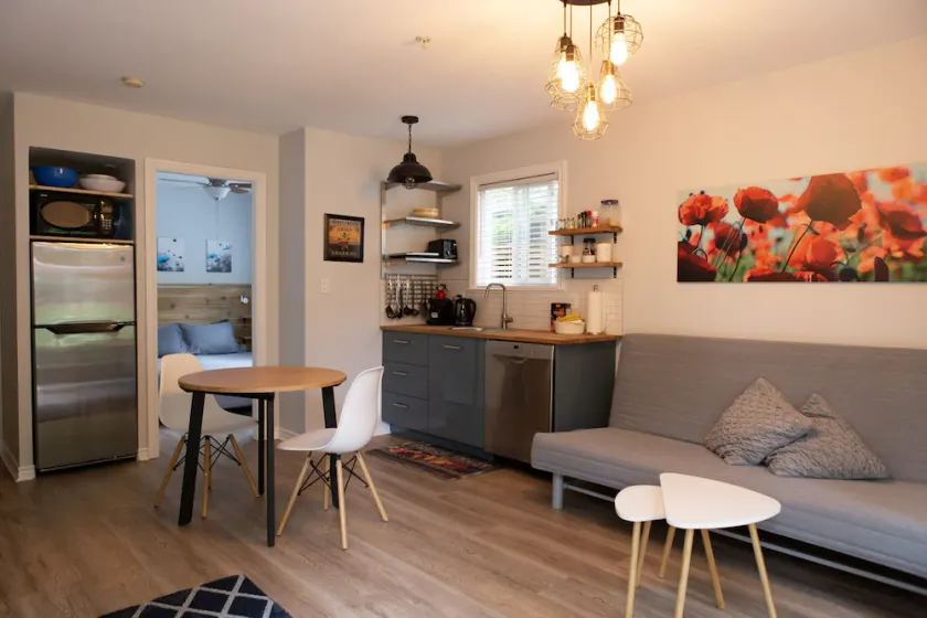«Suite sur Main» | Trendy Main Street | Parc Reine Elizabeth | Centre Hillcrest - Image 1