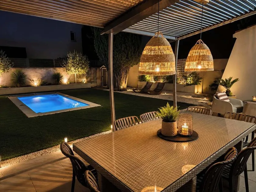 Maison au Cœur de Village Avec Piscine Privée - Image 1