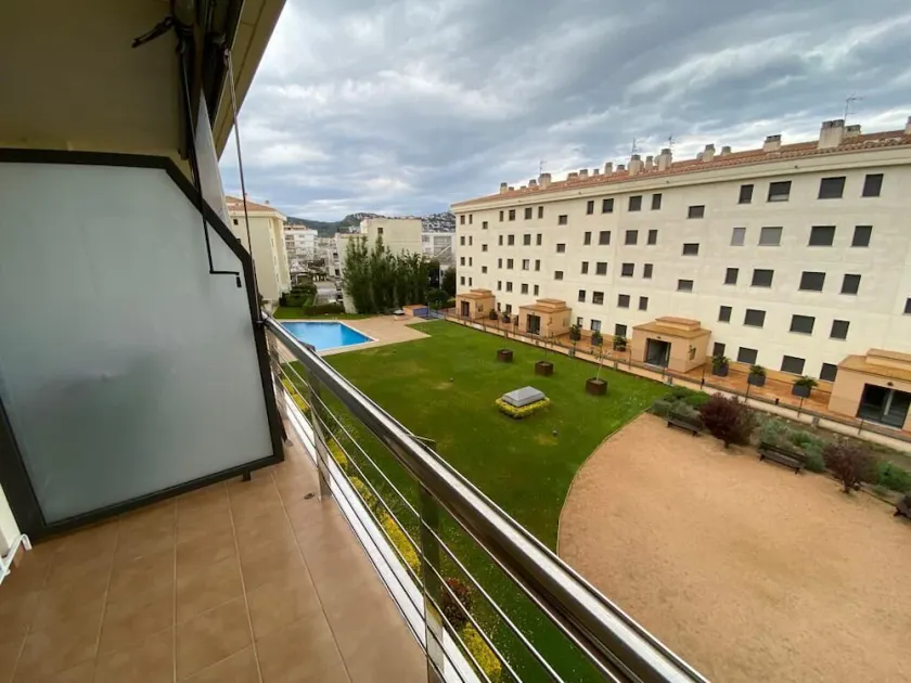 Appartement 300 metres de la plage, parking prive piscine - Image 1